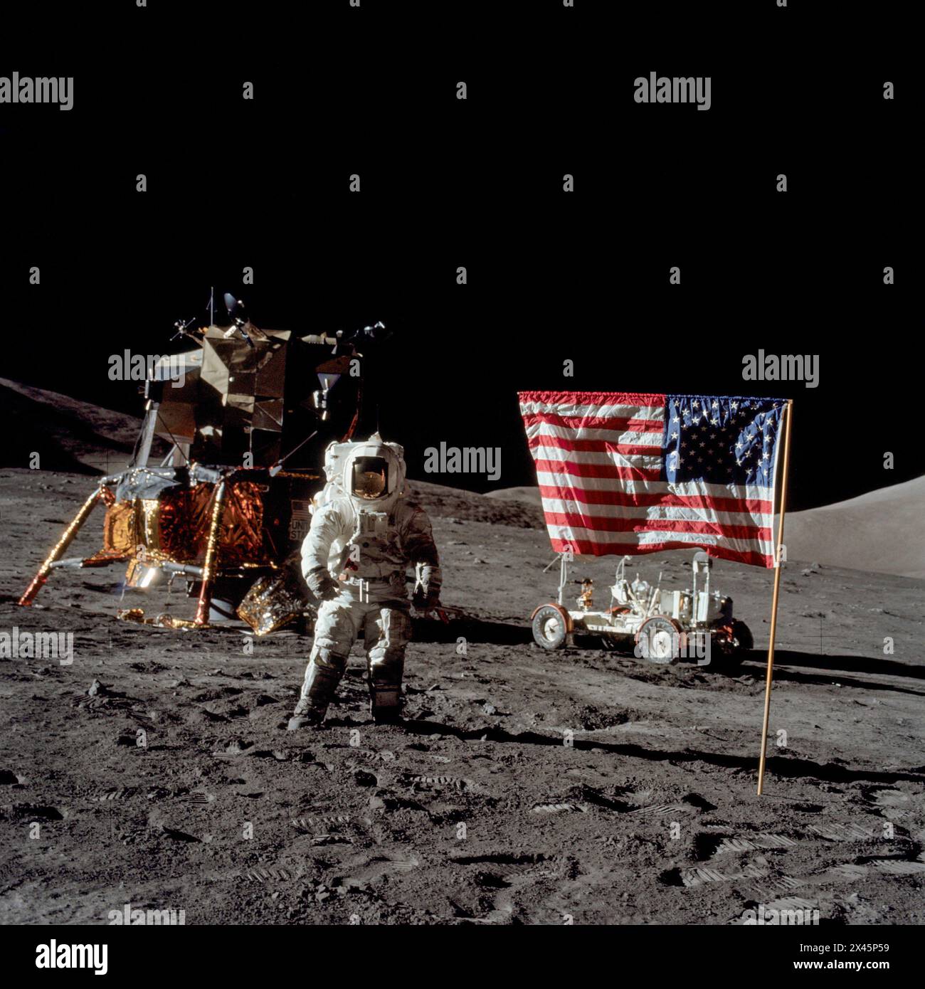 Astronaut Harrison H. Schmitt, Pilot des Mondmoduls Apollo 17 und US-Flagge auf dem Mond 1972 Stockfoto