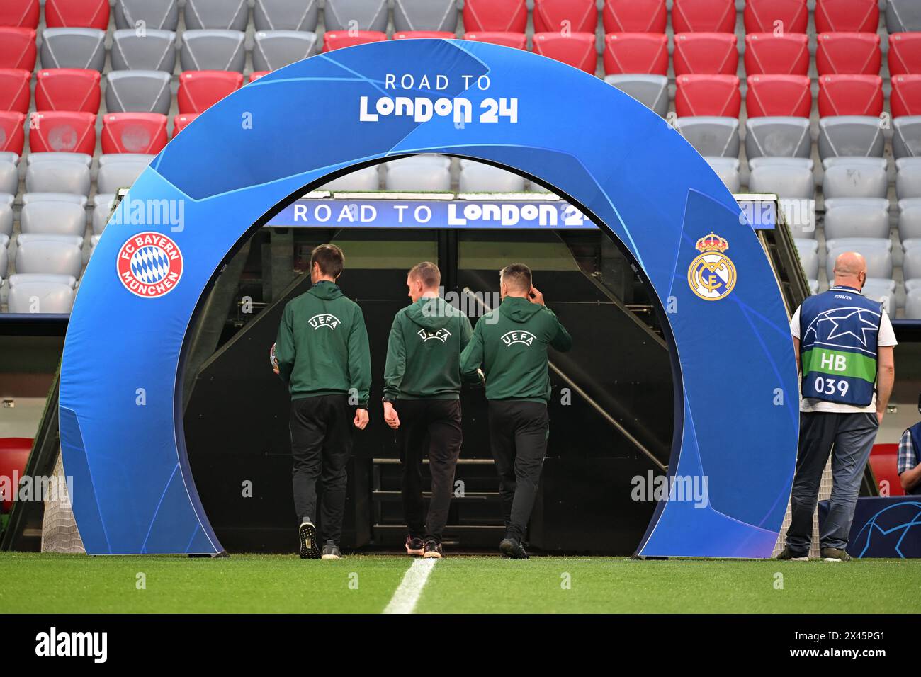 München, Deutschland. April 2024 30. Fußball: Champions League, Bayern München - Real Madrid, K.-o.-Runde, Halbfinale, erstes Leg, Allianz Arena. „Road to London 24“ steht auf einem Stand vor dem Spielertunnel, während die ersten Fans im Stadion ankommen. Quelle: Sven Hoppe/dpa/Alamy Live News Stockfoto