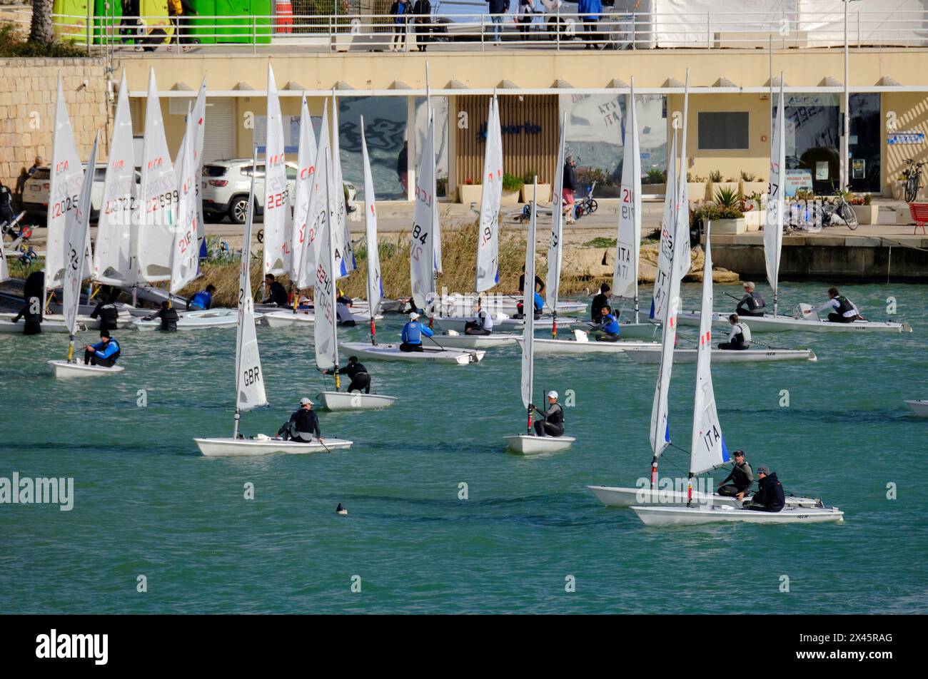 Italien, Sizilien, Mittelmeer, Marina di Ragusa; 12. Februar 2024, Leute auf Segelbooten im Hafen - EDITORIAL Stockfoto