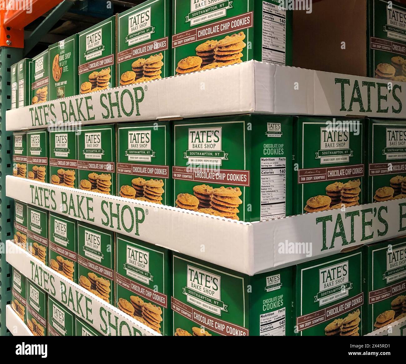 BAXTER, MN - 3. Feb 2021: Schachteln mit Tates Bake Shop Schokoladenchips-Kekse zur Ausstellung und zum Verkauf in einem Einzelhandelsgeschäft. Stockfoto