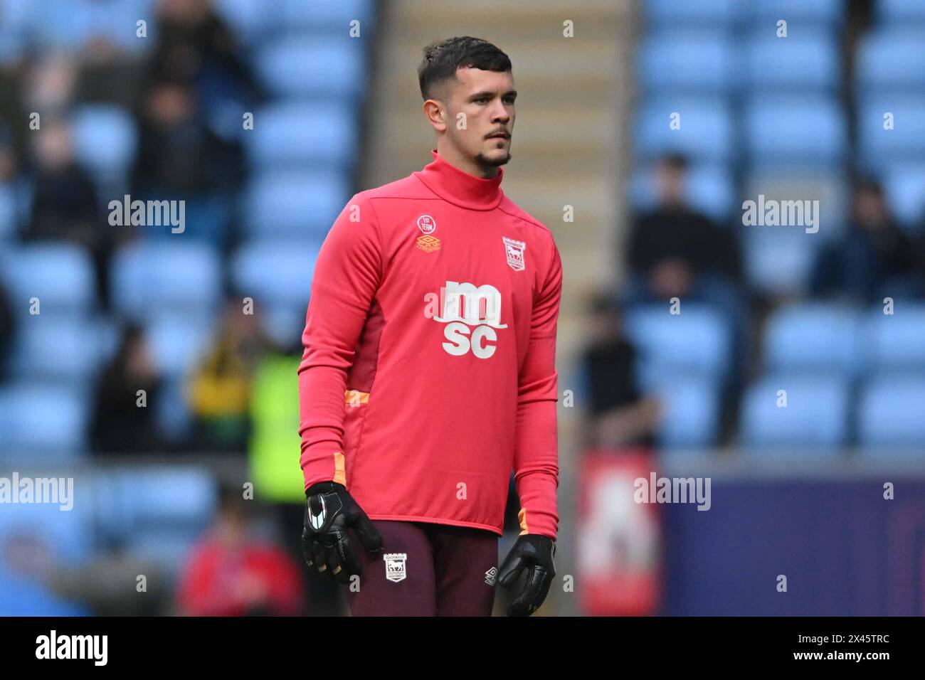 Torhüter Cieran Slicker (Ipswich Town) wärmt sich während des Sky Bet Championship Matches zwischen Coventry City und Ipswich Town in der Coventry Building Society Arena, Coventry, am Dienstag, den 30. April 2024 auf. (Foto: Kevin Hodgson | MI News) Credit: MI News & Sport /Alamy Live News Stockfoto