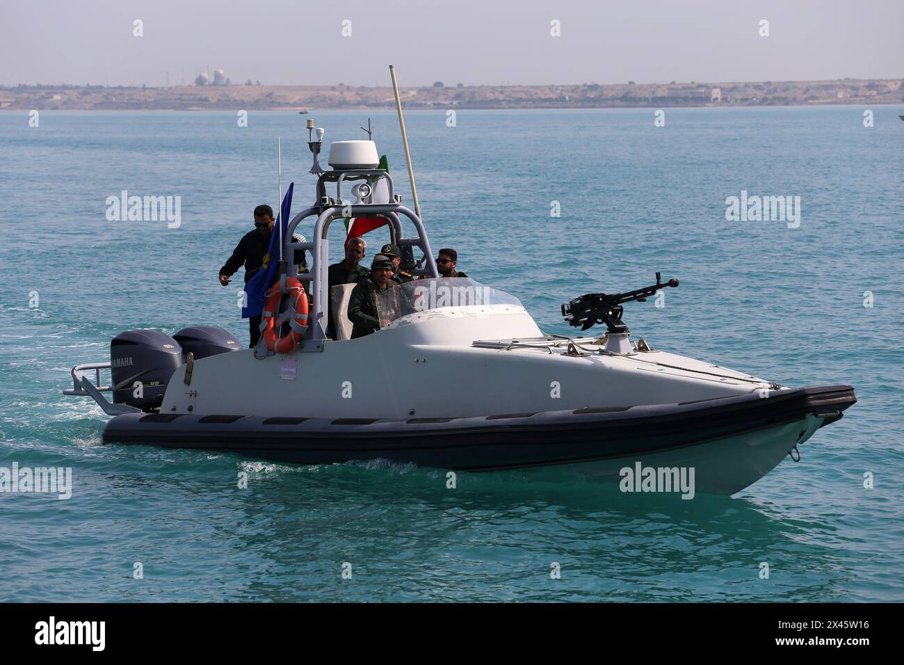 Persischer Golf, Buschehr, Iran. April 2024. Ein Schnellboot der Islamischen Revolutionsgarde (IRGC) segelt während der Marineparade der IRGC zum Nationalfeiertag des Persischen Golfs in der Nähe des Kernkraftwerks Bushehr in der Hafenstadt Bushehr, Provinz Bushehr, im Süden des Iran entlang des Persischen Golfs. Der Iran feiert den Jahrestag der Befreiung des Südens des Landes von der portugiesischen Besatzung im Jahr 1622 als „Nationalfeiertag am Persischen Golf“ am 29. April 2024 in Buschehr. Das Datum fällt mit dem Jahrestag eines erfolgreichen Militärkampfes von Shah Abbas, dem Großen von Persien, zusammen Stockfoto