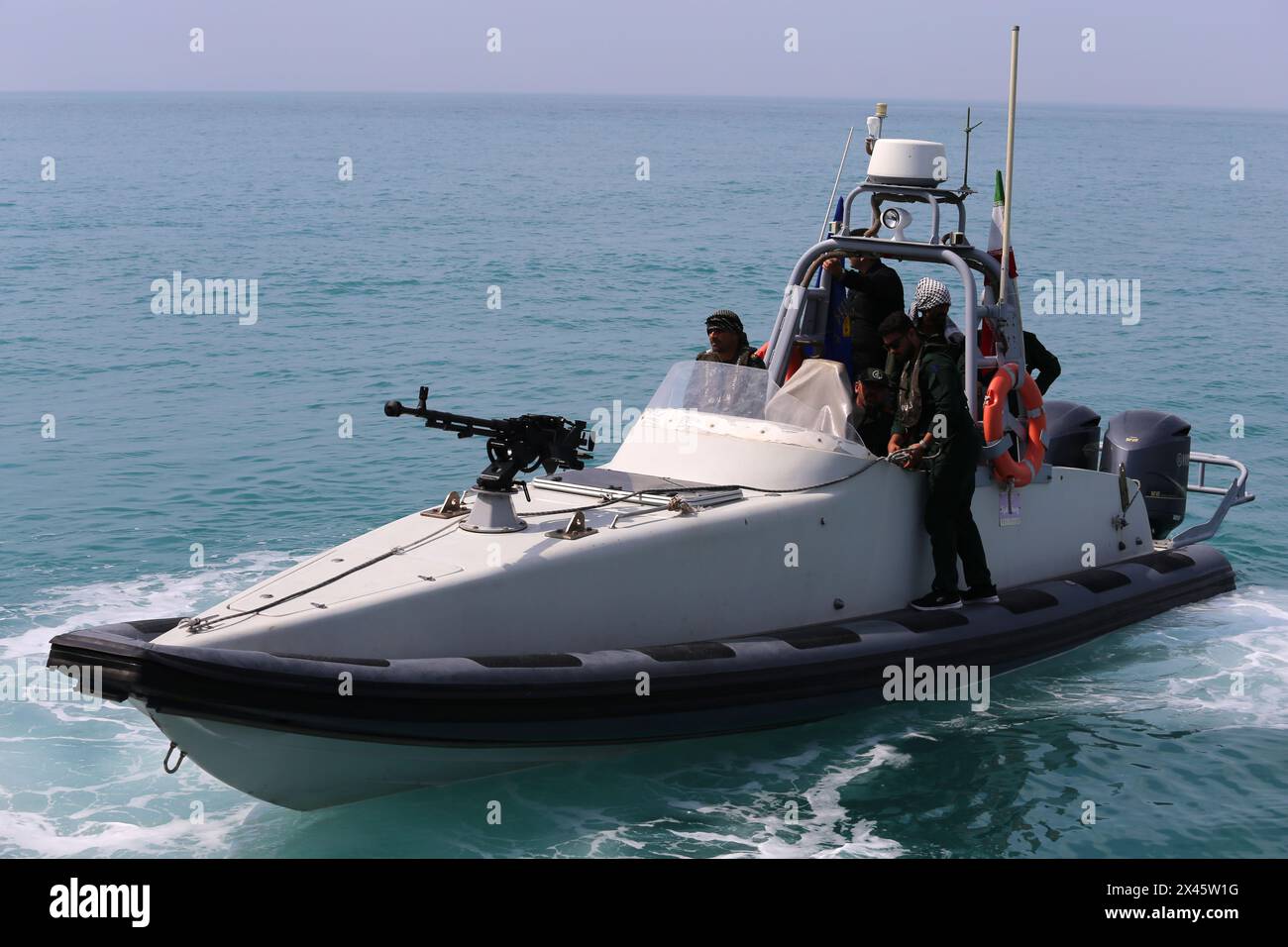 Persischer Golf, Buschehr, Iran. April 2024. Ein Schnellboot der Islamischen Revolutionsgarde (IRGC) segelt während der Marineparade der IRGC zum Nationalfeiertag des Persischen Golfs in der Nähe des Kernkraftwerks Bushehr in der Hafenstadt Bushehr, Provinz Bushehr, im Süden des Iran entlang des Persischen Golfs. Der Iran feiert den Jahrestag der Befreiung des Südens des Landes von der portugiesischen Besatzung im Jahr 1622 als „Nationalfeiertag am Persischen Golf“ am 29. April 2024 in Buschehr. Das Datum fällt mit dem Jahrestag eines erfolgreichen Militärkampfes von Shah Abbas, dem Großen von Persien, zusammen Stockfoto