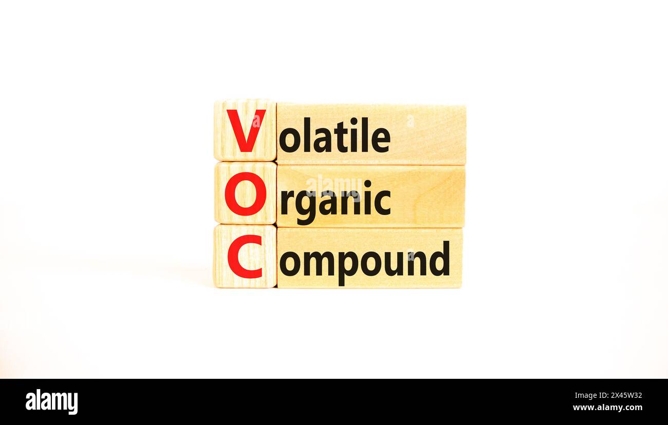 VOC-Symbol für flüchtige organische Verbindungen. Konzeptworte VOC flüchtige organische Verbindung auf schönen Holzblöcken. Schöner weißer Hintergrund. Geschäftliche VOC Stockfoto