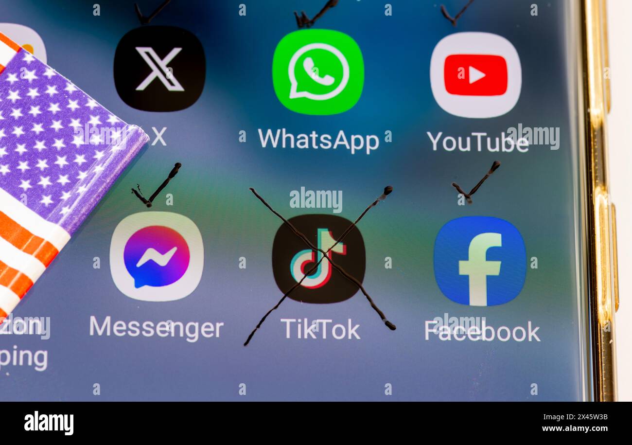 London. UK- 04.26.2024. Ein US-TikTok-Ban-Konzept mit der App auf dem Bildschirm eines Smartphones mit einem Kreuz. Eine US-Flagge an der Seite und ein Häkchen darauf Stockfoto
