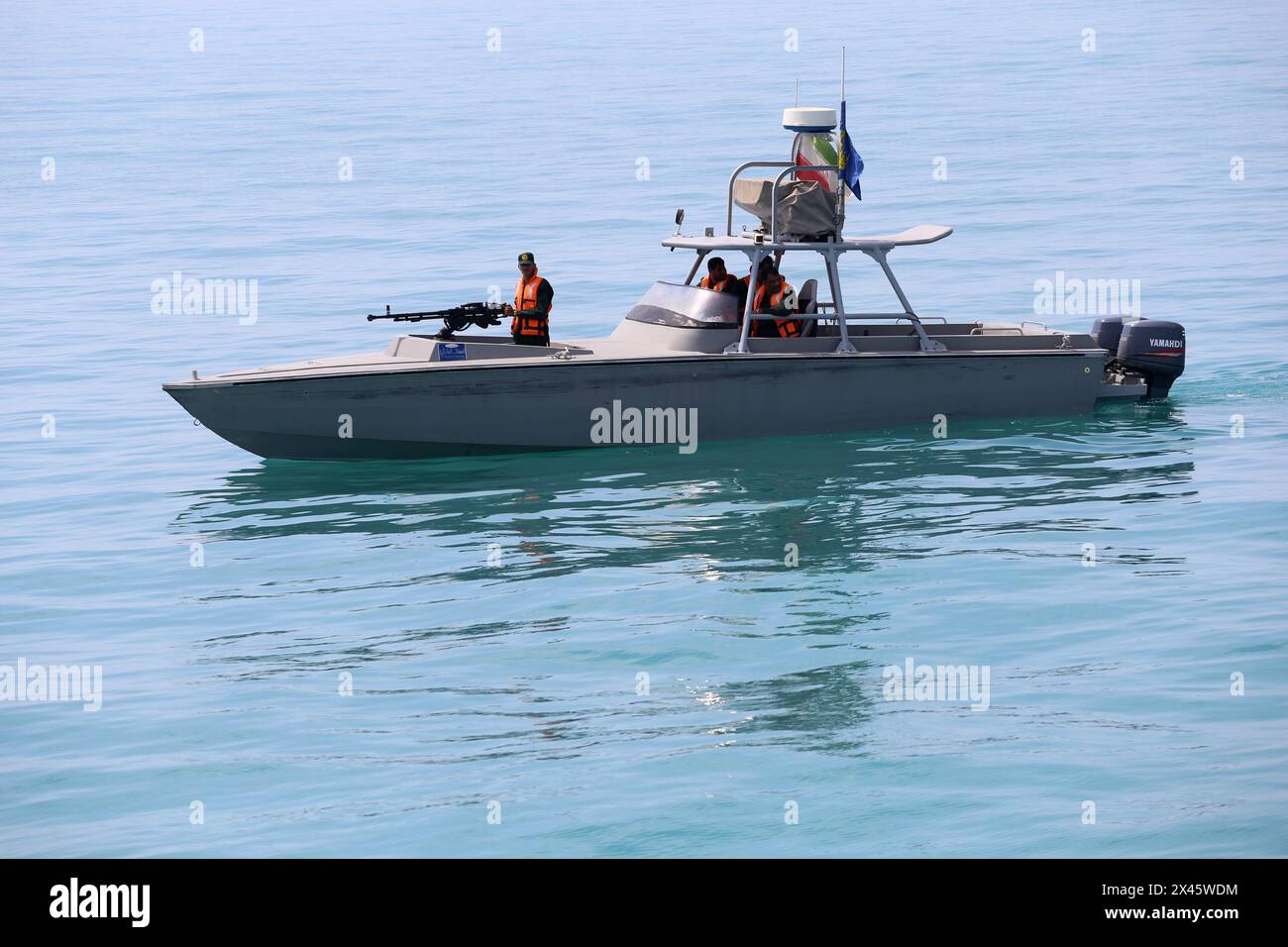 Persischer Golf, Buschehr, Iran. April 2024. Ein Schnellboot der Islamischen Revolutionsgarde (IRGC) segelt während der Marineparade der IRGC zum Nationalfeiertag des Persischen Golfs in der Nähe des Kernkraftwerks Bushehr in der Hafenstadt Bushehr, Provinz Bushehr, im Süden des Iran entlang des Persischen Golfs. Der Iran feiert den Jahrestag der Befreiung des Südens des Landes von der portugiesischen Besatzung im Jahr 1622 als „Nationalfeiertag am Persischen Golf“ am 29. April 2024 in Buschehr. Das Datum fällt mit dem Jahrestag eines erfolgreichen Militärkampfes von Shah Abbas, dem Großen von Persien, zusammen Stockfoto