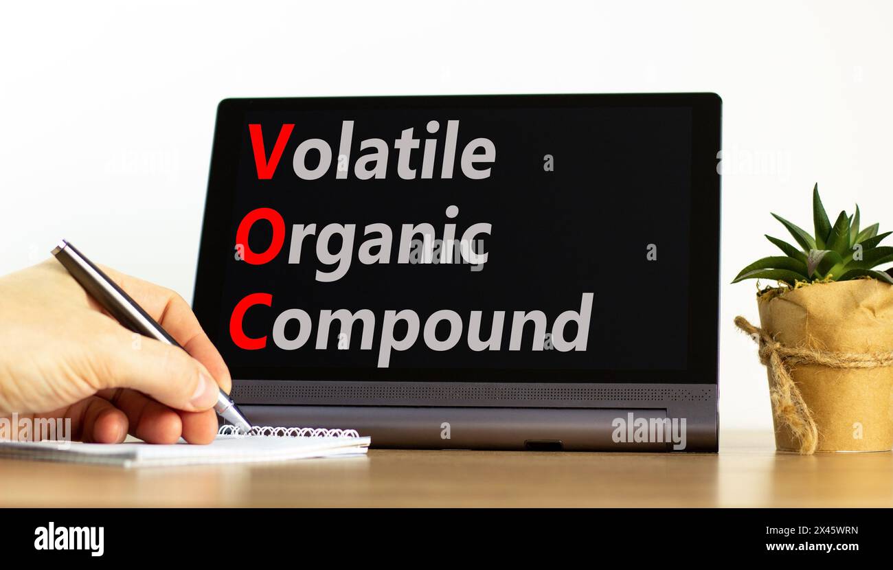 VOC-Symbol für flüchtige organische Verbindungen. Konzeptwörter VOC flüchtige organische Verbindung auf schöner schwarzer Tablette. Schöner weißer Hintergrund. Geschäftliche VOC Stockfoto