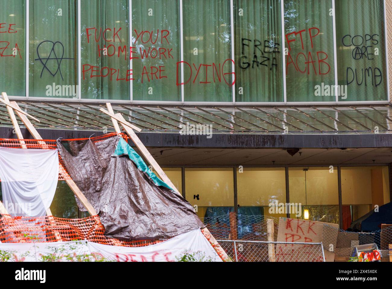 Portland, USA. April 2024 30. Pro-palästinensische Demonstranten verbarrikadieren und besetzen die Millar Library auf dem Campus der Portland State University am Morgen des 30. April 2024, etwa zehn Stunden nach einer nächtlichen Pressekonferenz von Universitätspräsident Ann Cudd, die vor der Berufung der Portland Police warnte, die Demonstranten zu entfernen. Die Demonstranten behindern weiterhin den Zugang zu Druckmedien und Fotojournalisten. (Foto: John Rudoff/SIPA USA) Credit: SIPA USA/Alamy Live News Stockfoto