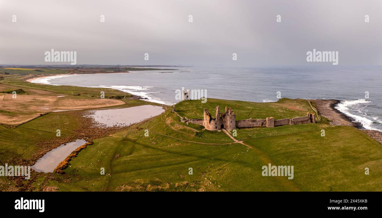 DUNSTANBURGH CASTLE, NORTHUMBERLAND, GROSSBRITANNIEN - 20. APRIL 2024. Panoramablick über die mittelalterlichen Ruinen von Dunstanburgh Castle im Norden Stockfoto