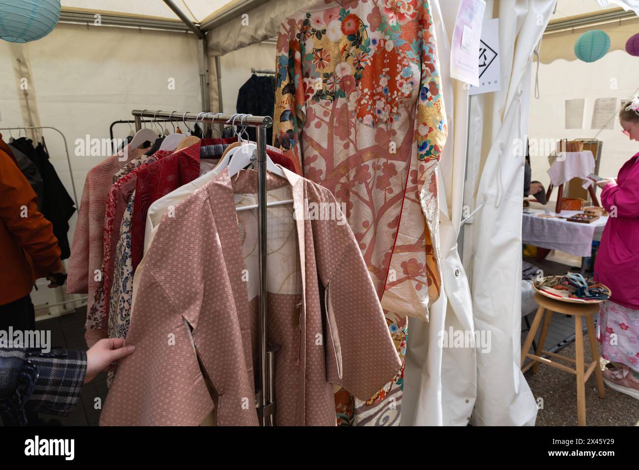 Traditionelle japanische Kleidung für Frauen, die während des Sakura-Festivals in einer Boutique verkauft wird Stockfoto