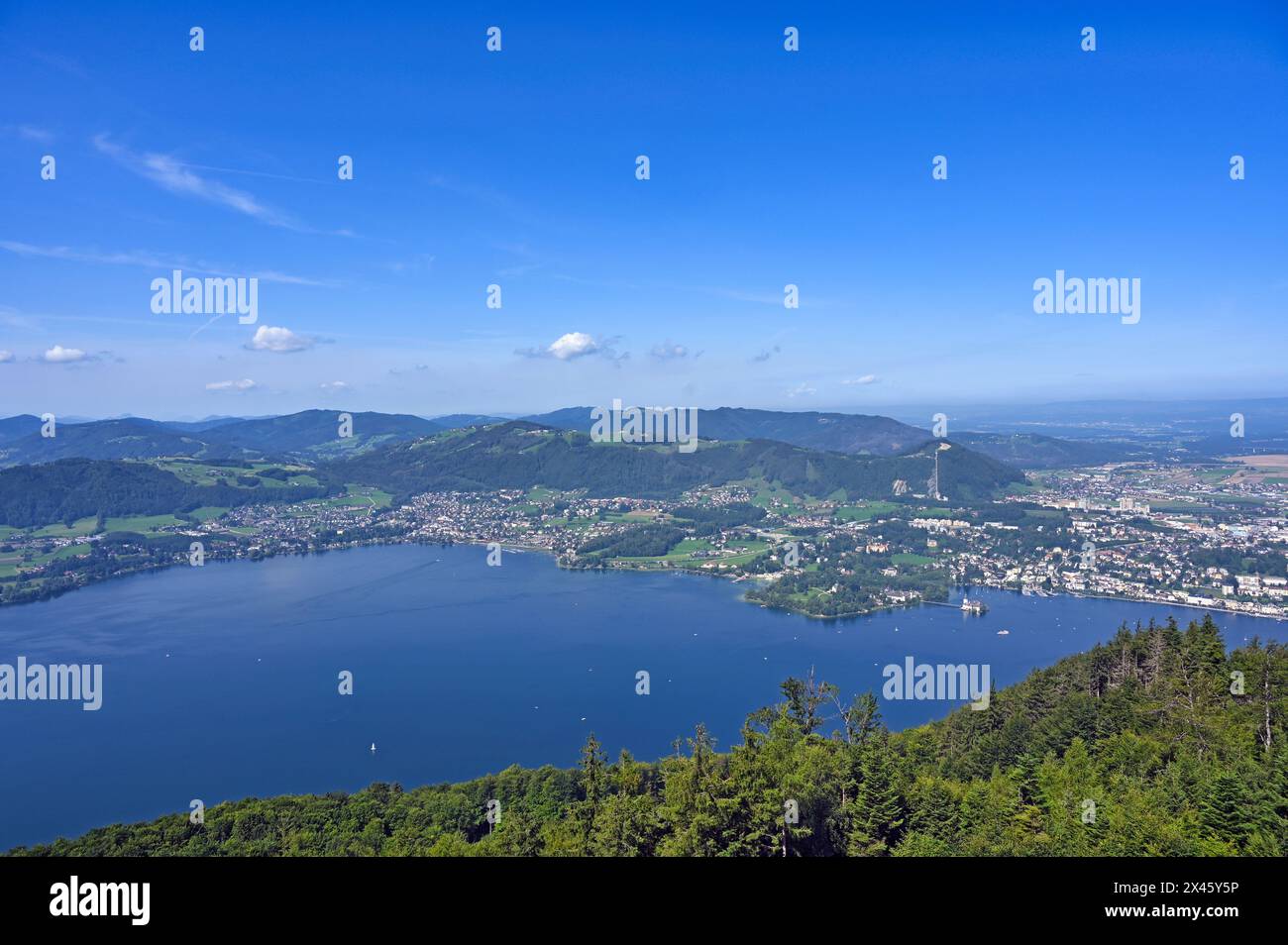 Panoramablick auf die Wasserburg Schloss Ort Orth am Traunsee in Gmunden Österreich im Sommer Stockfoto