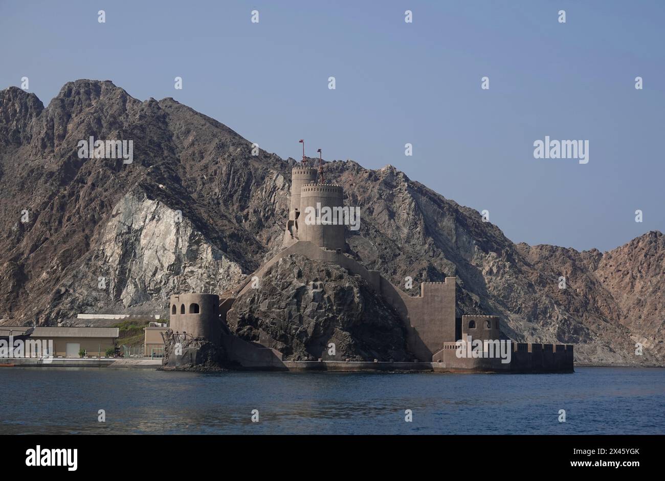 Al Jalali Fort oder Ash Sharqiya Fort im Hafen von Old Maskat, Oman. Das Fort wurde von den Portugiesen unter Philipp I. in den 1580er Jahren erbaut Stockfoto