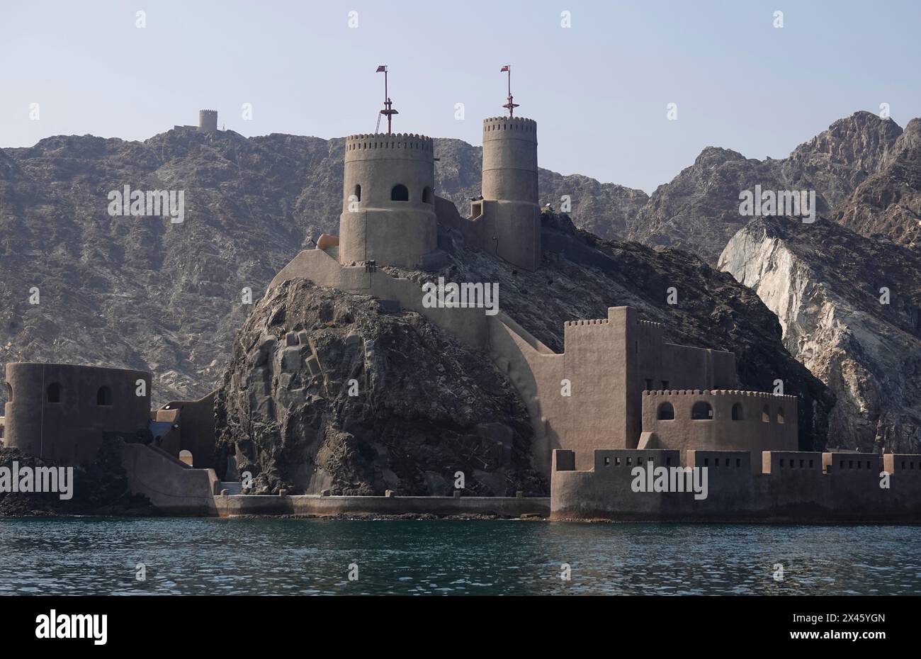 Al Jalali Fort oder Ash Sharqiya Fort im Hafen von Old Maskat, Oman. Das Fort wurde von den Portugiesen unter Philipp I. in den 1580er Jahren erbaut Stockfoto