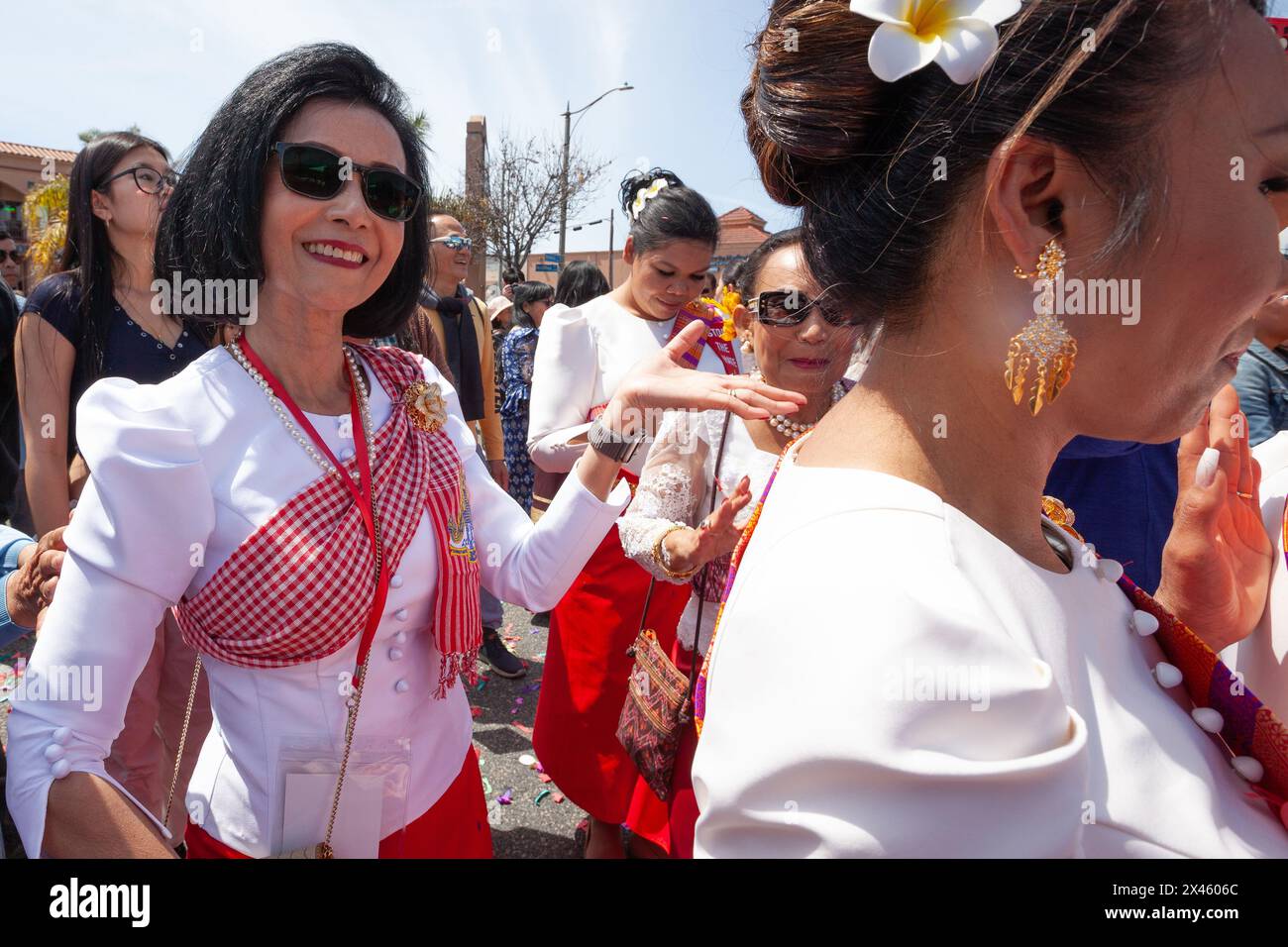 Kambodschanische amerikanische Frauen aus dem Stop the Hate Program tanzen den Ramvong bei der Cambodian New Year Parade and Festival 2024 in Cambodia Town, Long Be Stockfoto