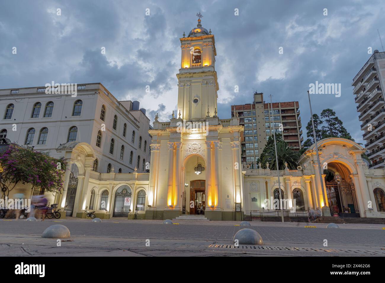 Kathedrale Basilika des Heiligen Erlösers bei Nacht in San Salvador de Jujuy. Stockfoto