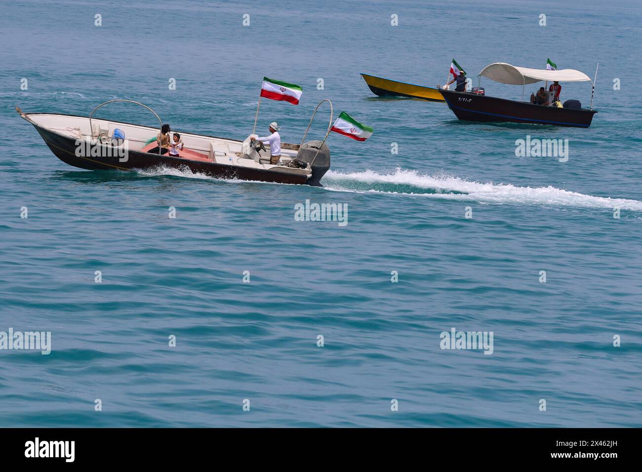 Persischer Golf, Buschehr, Iran. April 2024. Iranische Schnellboote der Basidsch-Widerstandstruppe, einer paramilitärischen Freiwilligenmiliz innerhalb des Korps der Islamischen Revolutionsgarde (IRGC) und einer ihrer fünf Zweige, während der Marineparade der IRGC zum Nationalfeiertag des Persischen Golfs in der Nähe des Kernkraftwerks Bushehr in der Seehafenstadt Bushehr, Provinz Bushehr im Süden des Iran, segeln Sie entlang des Persischen Golfs. Der Iran feiert den Jahrestag der Befreiung des Südens des Landes von der portugiesischen Besatzung im Jahr 1622 als „Nationalfeiertag am Persischen Golf“ am 29. April 2024 in Buschehr. Stockfoto