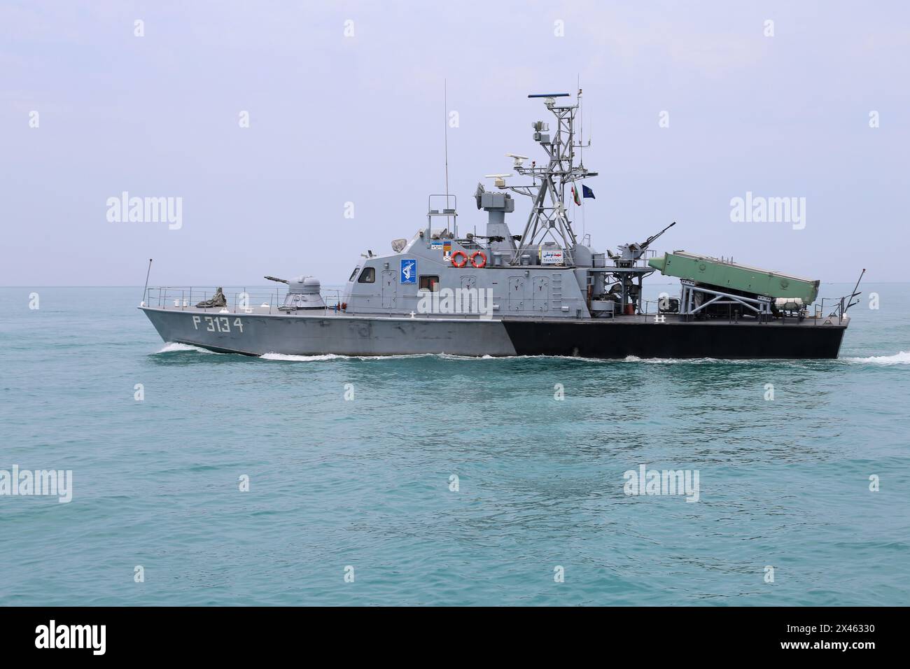 29. April 2024, Persischer Golf, Bushehr, Iran: Das Kriegsschiff der Islamischen Revolutionsgarde (IRGC) P313-4 Shahid Tavassoli segelt während der Marineparade der IRGC zum Nationalfeiertag des Persischen Golfs in der Nähe des Kernkraftwerks Bushehr in der Seehafenstadt Bushehr, Provinz Bushehr, Südiranien. Der Iran feiert den Jahrestag der Befreiung des Südens des Landes von der portugiesischen Besatzung im Jahr 1622 als „Nationalfeiertag am Persischen Golf“ am 29. April 2024 in Buschehr. Das Datum fällt mit dem Jahrestag eines erfolgreichen Militärkampfes von Shah Abbas, dem Großen von Persien, im 17. jahrhundert zusammen Stockfoto