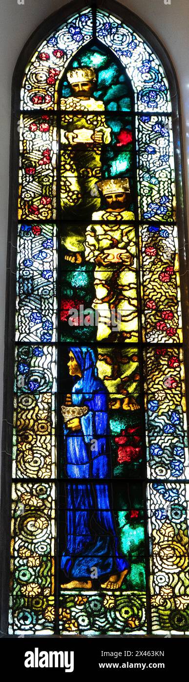 Buntglasfenster 1919 von Augusto Giacometti in St. Martin's Church, Chur, Schweiz Stockfoto