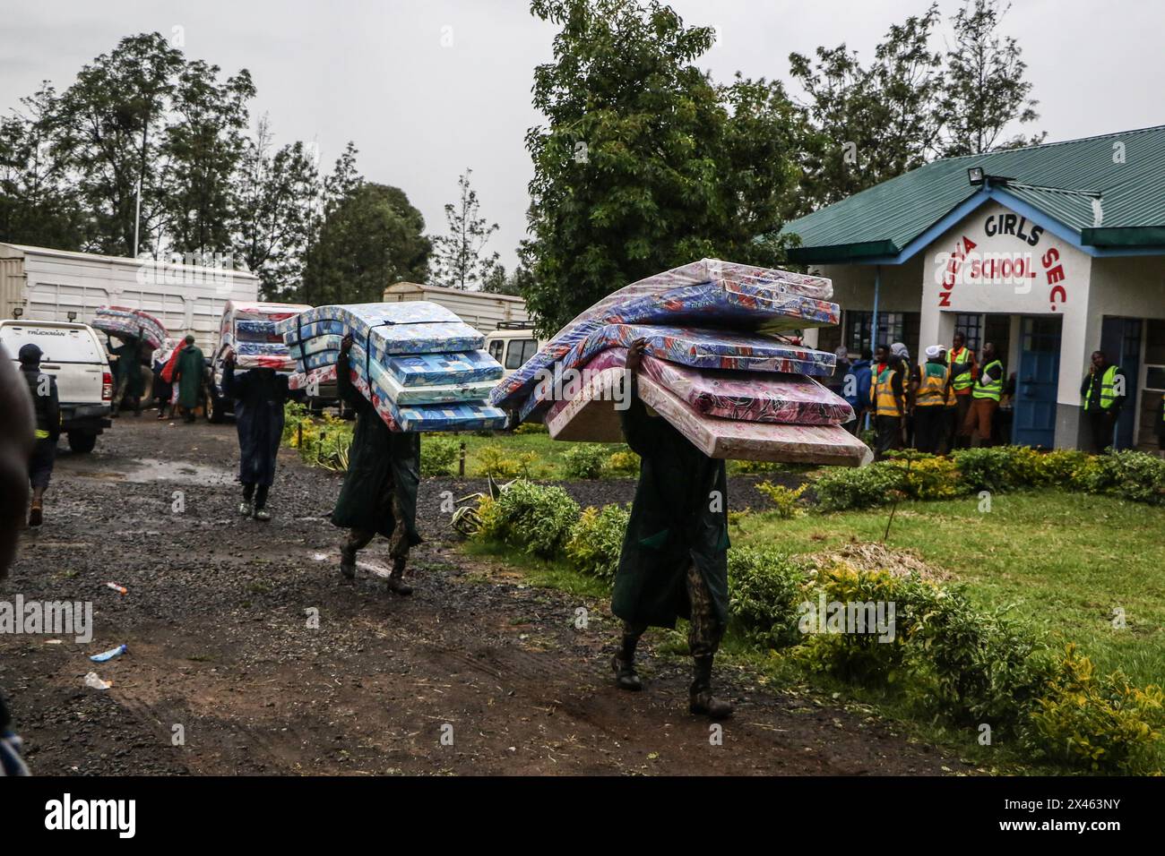 Nakuru, Kenia. April 2024. Mitglieder des Nationalen Jugenddienstes tragen Matratzen zur Rettungsstation, um sie den Überschwemmungsopfern zu versorgen. Mehr als 50 Tote und Hunderte weitere Vermisste wurden nach einem starken Regenfall gemeldet, der zu Überschwemmungen führte. (Foto: James Wakibia/SOPA Images/SIPA USA) Credit: SIPA USA/Alamy Live News Stockfoto