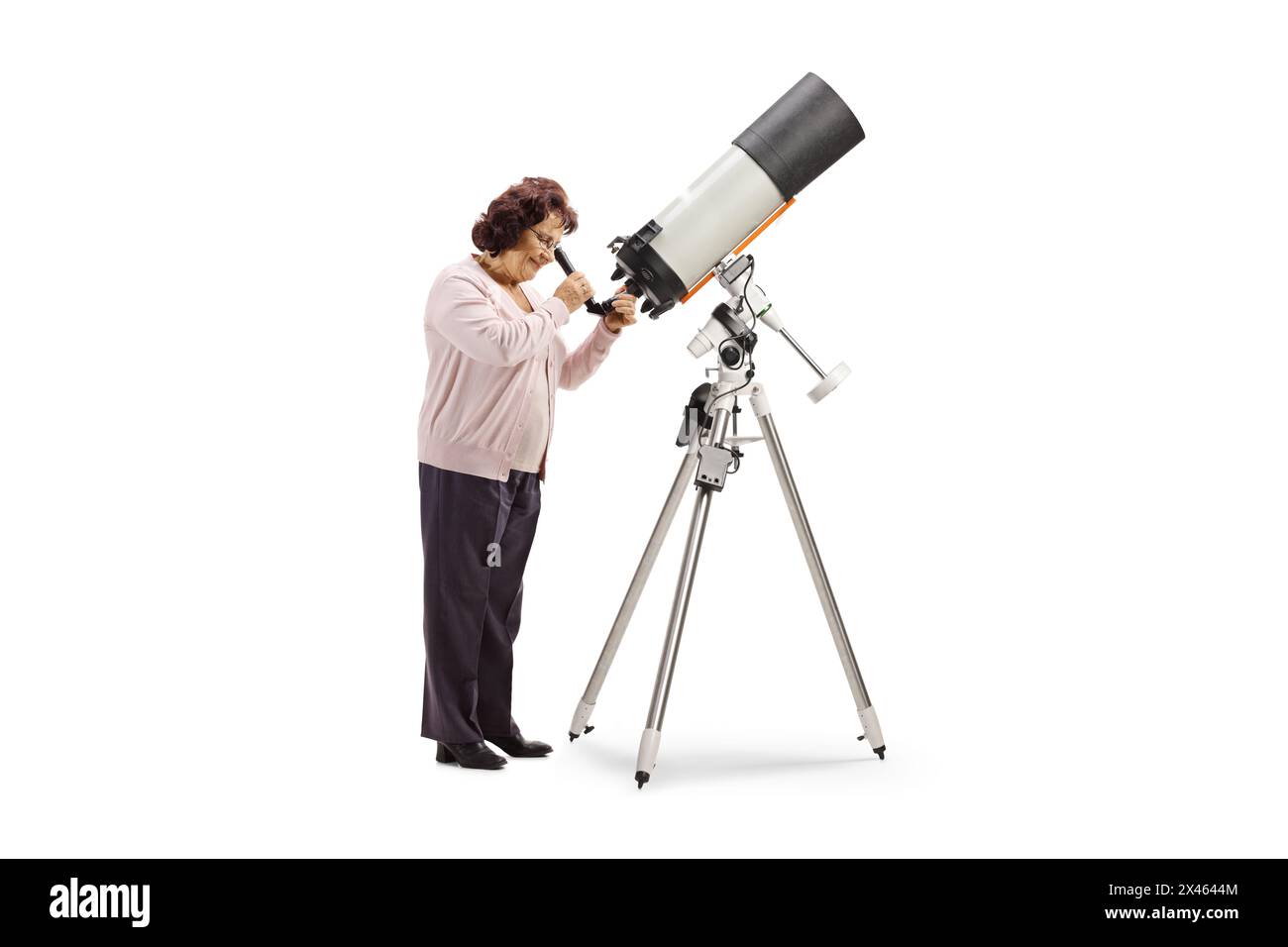 Aufnahme einer älteren Frau in voller Länge, die durch ein Teleskop auf weißem Hintergrund beobachtet wird Stockfoto