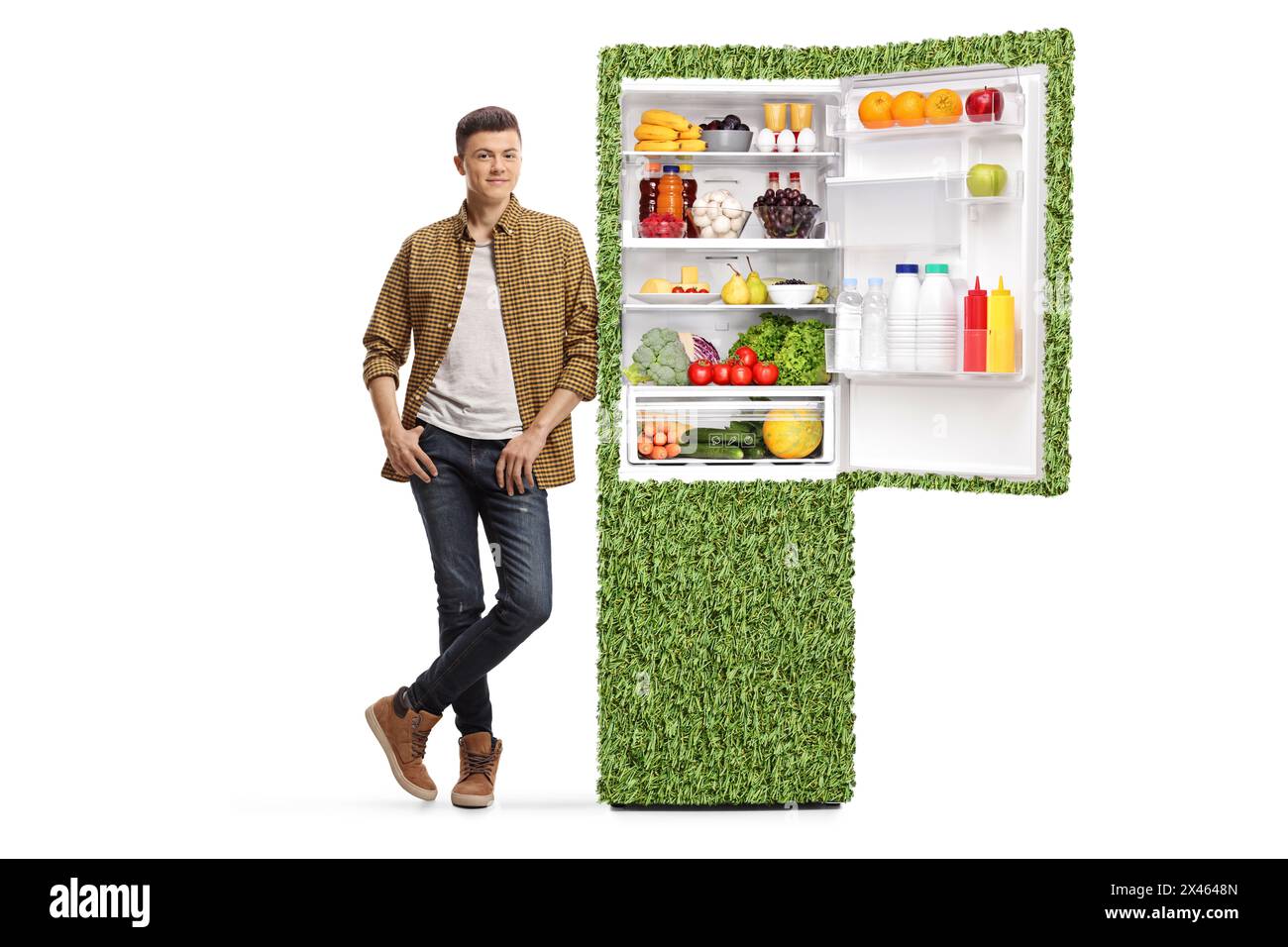 Mann lehnt sich auf einen nachhaltigen Kühlschrank mit gesunden Lebensmitteln isoliert auf weißem Hintergrund Stockfoto