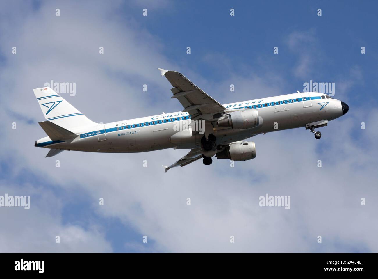 Ein Airbus A320 von Condor in einem speziellen Retrospektivprogramm fährt vom Flughafen Lanzarote Arrecife ab Stockfoto