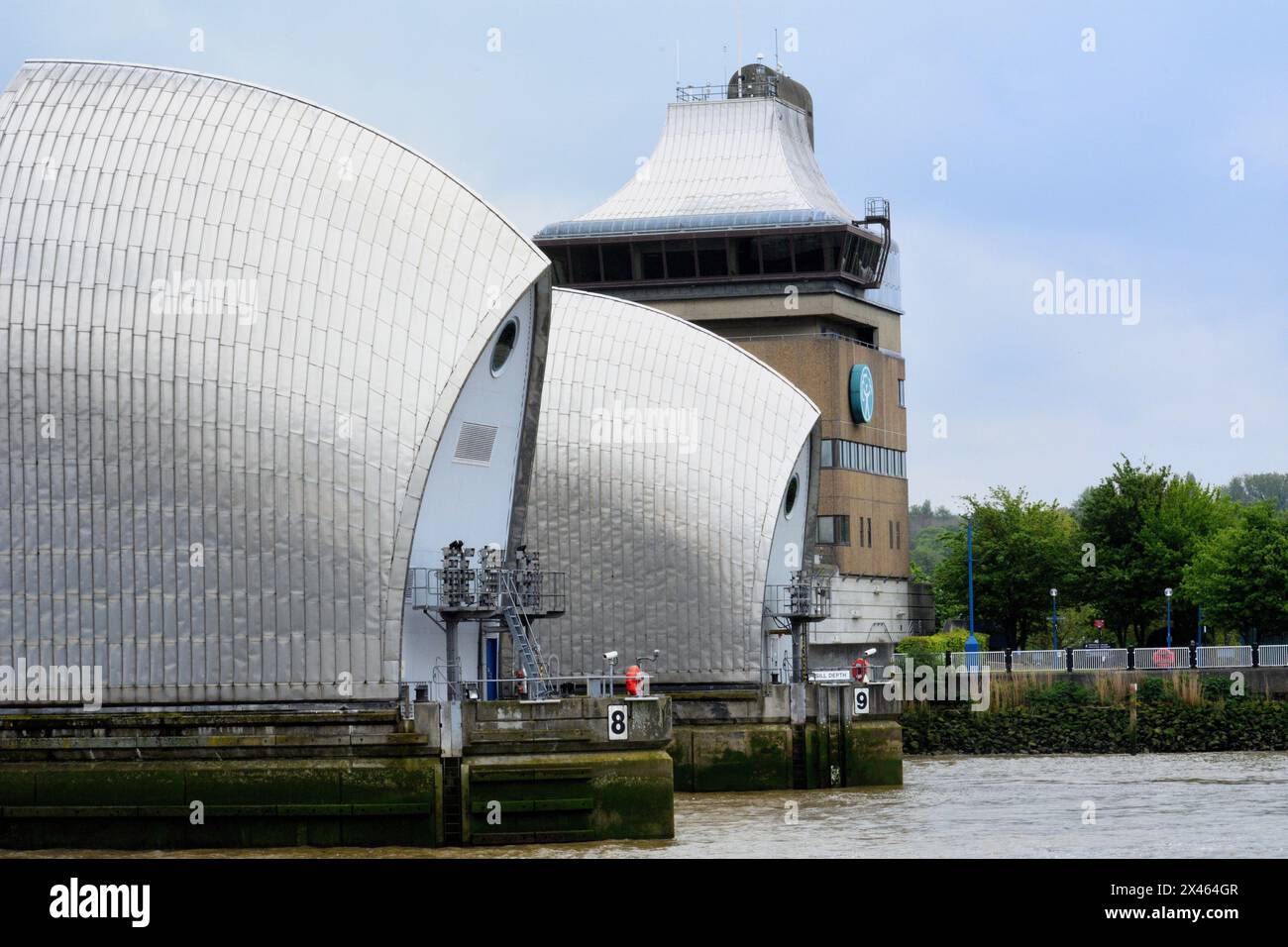 Die Thames Barrier ist eine der größten beweglichen Hochwasserbarrieren der Welt mit dem Kontrollzentrum der Port of London Authority. In Der Nähe Von Woolwich. London Stockfoto