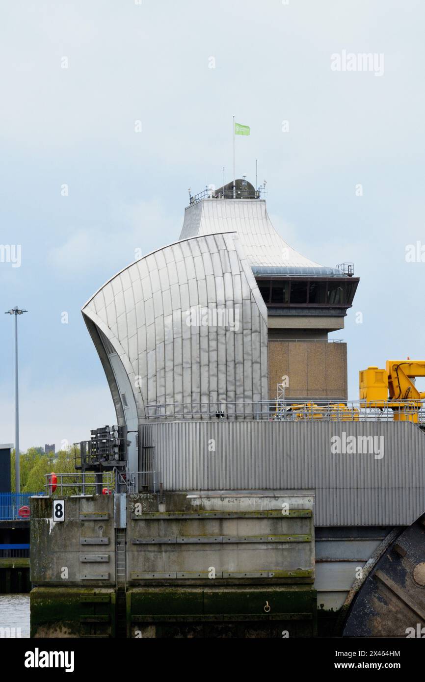 Die Thames Barrier ist eine der größten beweglichen Hochwasserbarrieren der Welt mit dem Kontrollzentrum der Port of London Authority. In Der Nähe Von Woolwich. London Stockfoto