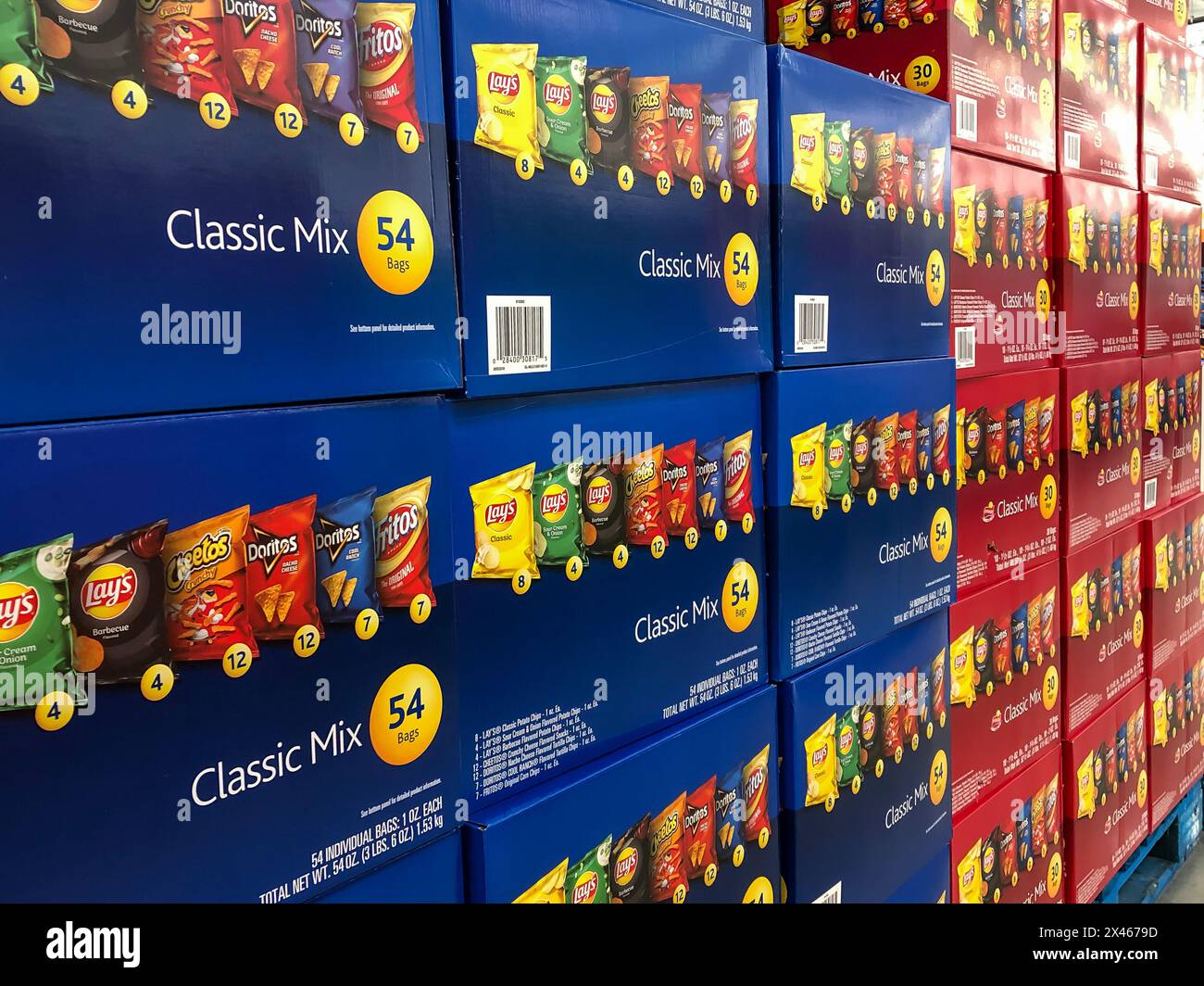BAXTER, MN - 3. Feb 2021: Ausstellung von blauen Boxen mit Taschen mit Snacks und Speisechips zum Verkauf. Ein klassischer Mix aus sechs Beuteln Lay-Markenchips in b Stockfoto
