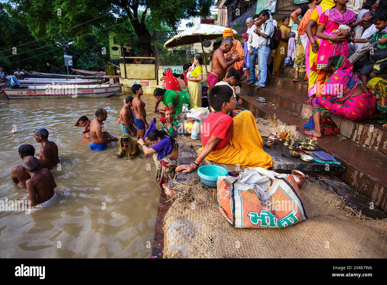 Pilger, die während des Monsuns in Varanasi, Indien, in ASI Ghat baden. Stockfoto