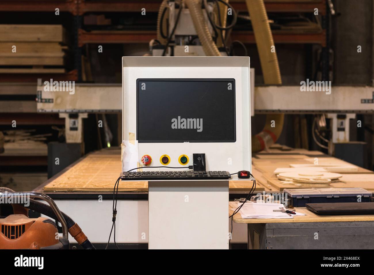Altmodische Computer numerische Steuerung der Grunge Maschine platziert in Schäbige Schreinerei Stockfoto