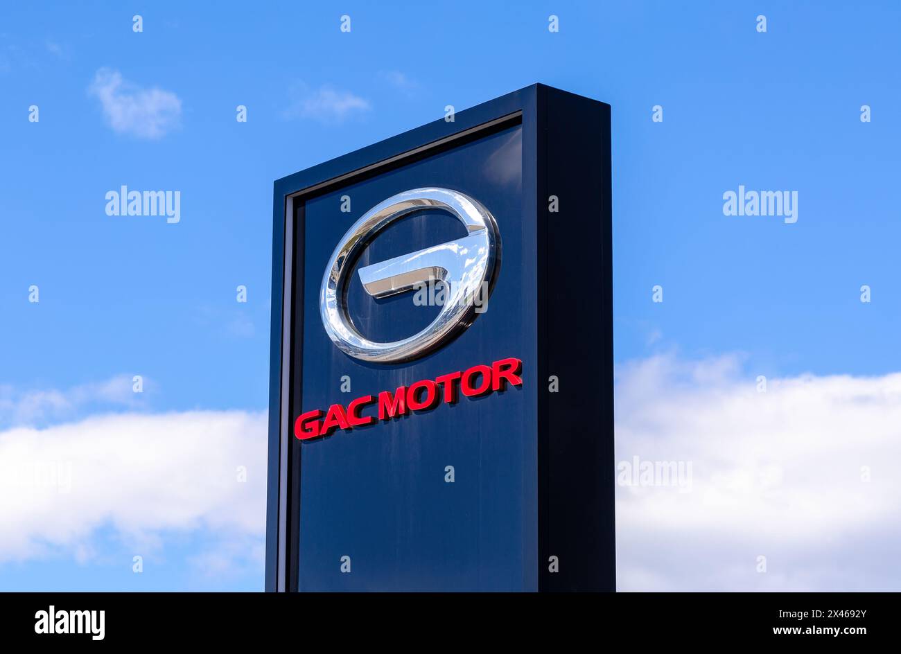 Samara, Russland - 16. April 2024: Stele mit GAC Motor-Logo vor dem Himmel. GAC Motor ist ein chinesischer Automobilhersteller Stockfoto