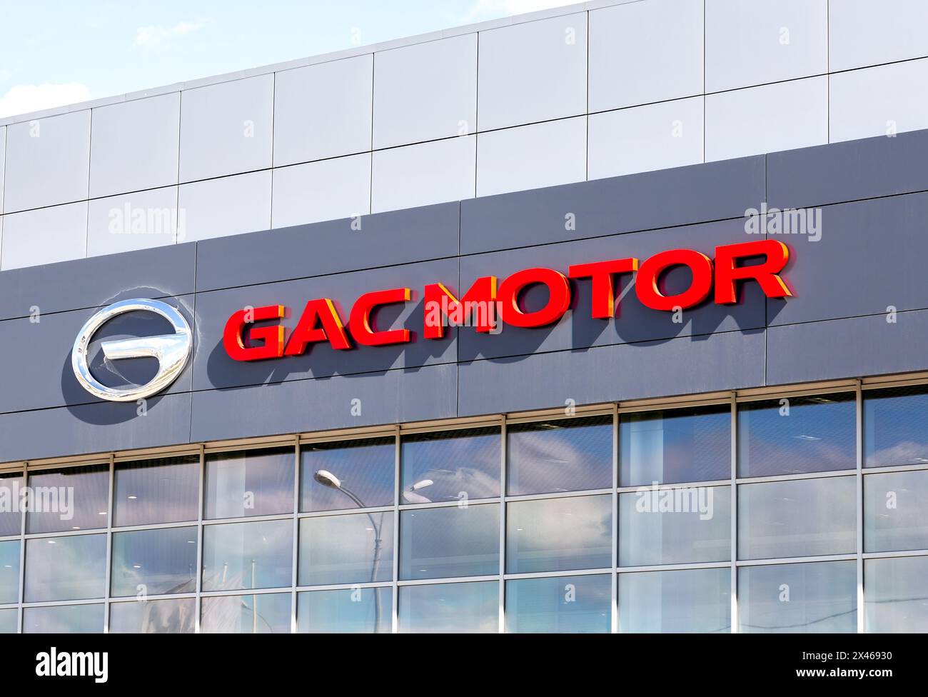 Samara, Russland – 16. April 2024: Chinesische Fahrzeugmarke GAC Motor. Offizielles Händlerschild des GAC-Motors an der Wand des Bürogebäudes Stockfoto