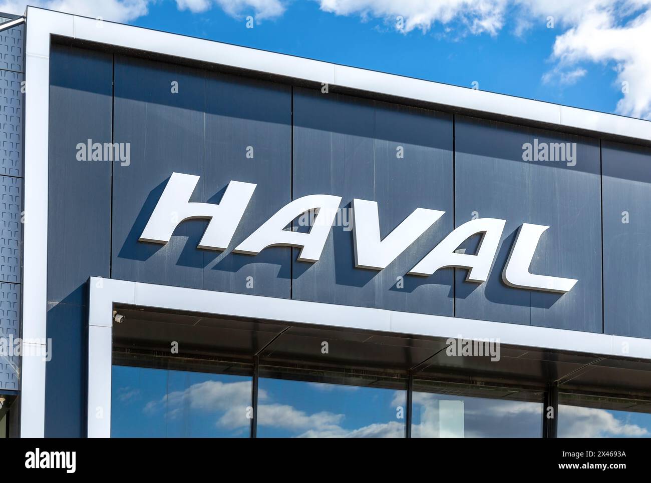 Samara, Russland - 16. April 2024: Händlerschild Haval auf dem Gebäude des offiziellen Händlers. Haval ist ein chinesischer Automobilhersteller Stockfoto
