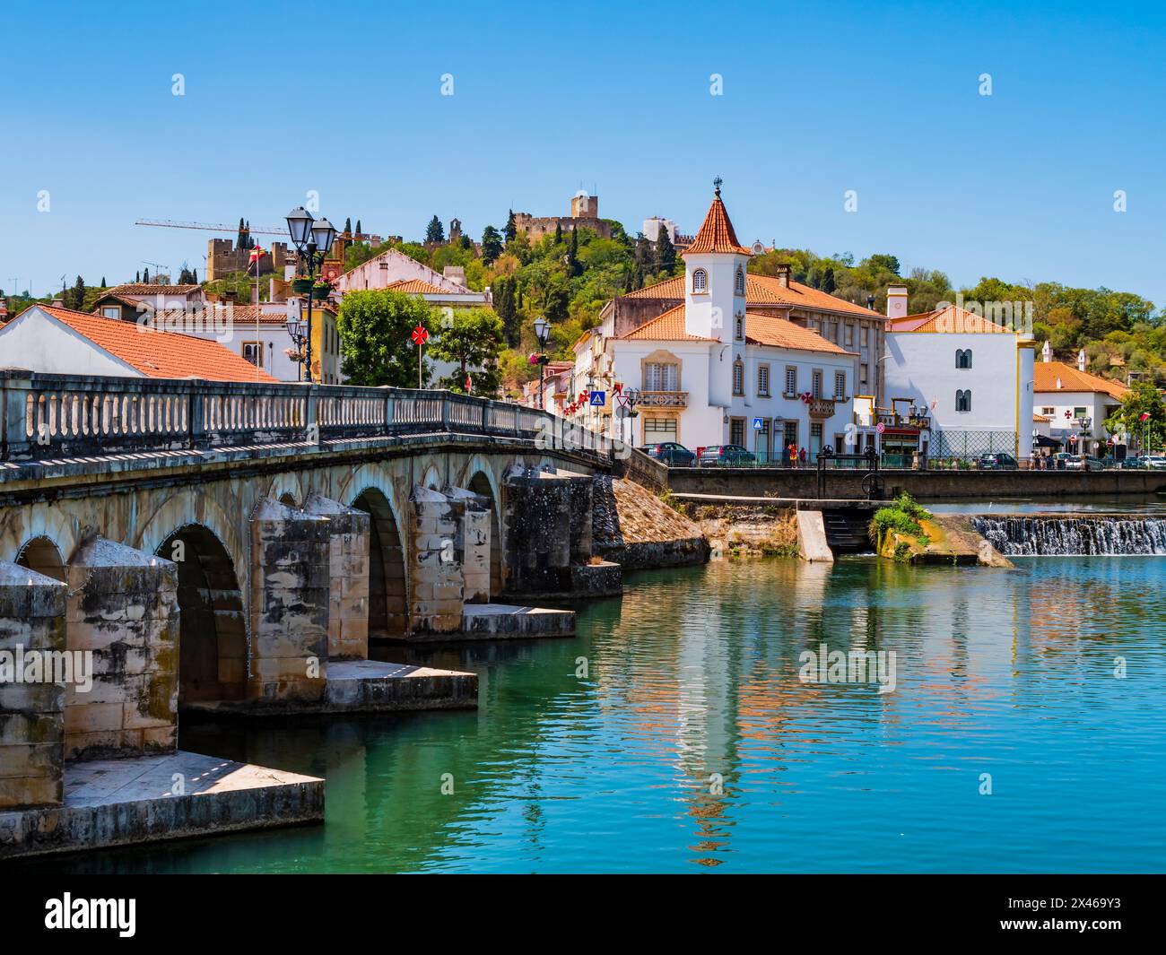 Alte Brücke (Ponte Vhela) über den Fluss Nabao, die zum historischen Zentrum von Tomar führt, einem malerischen Dorf im Bezirk Santarem, Portugal Stockfoto