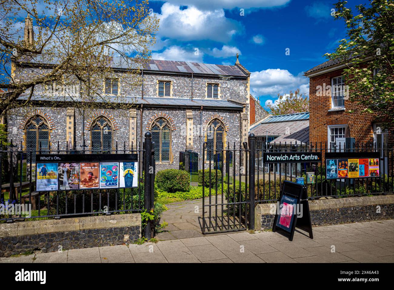Norwich Arts Center - live Musik, Kunst und Theater in der Kirche des St. Swithin in St. Benedikt's Street in Norwich entfernt. Stockfoto