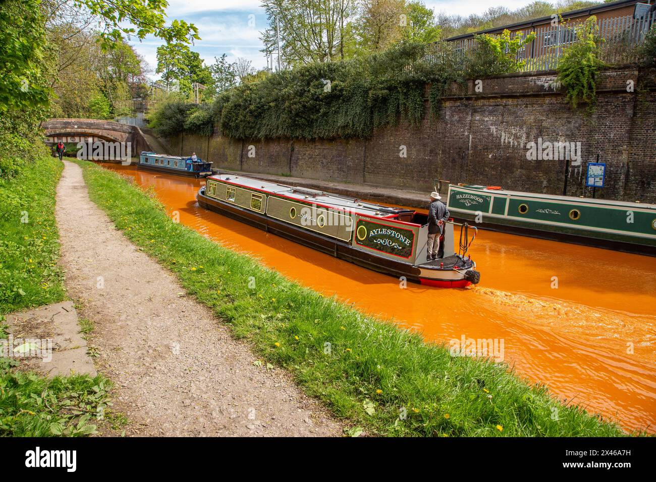 Canal Narrowboat fahren durch Kidsgrove in Staffordshire England auf dem Trent and Mersey Kanal Stockfoto