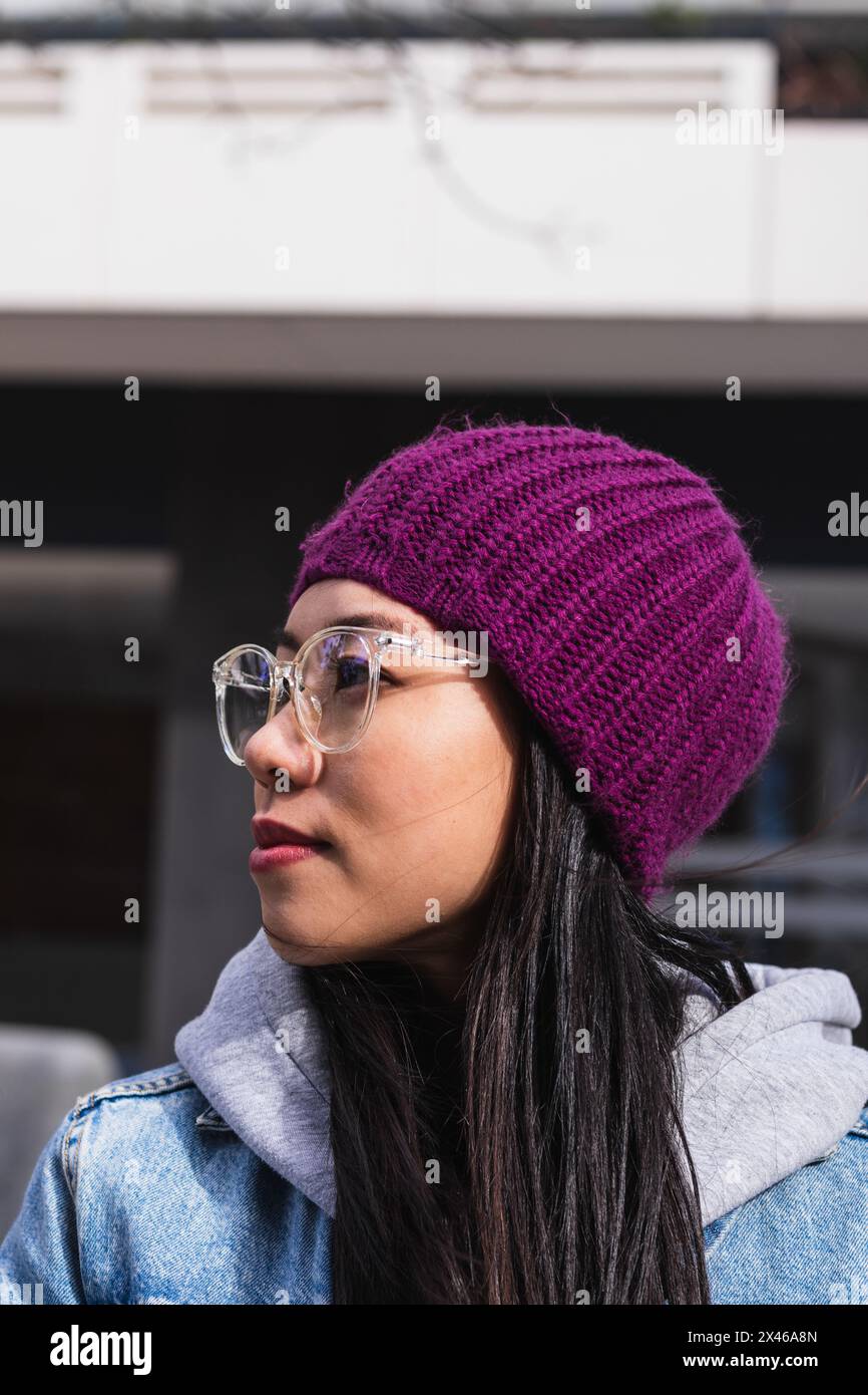Porträt einer asiatischen Frau mit lila Hut auf Die Straße Stockfoto