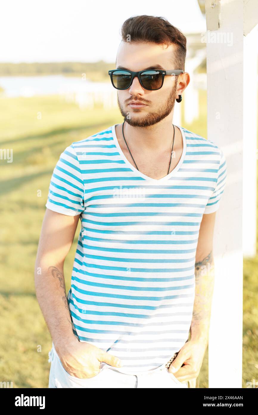 Hübscher Mann in Einem stylischen Sommer-T-Shirt am Strand. Stockfoto