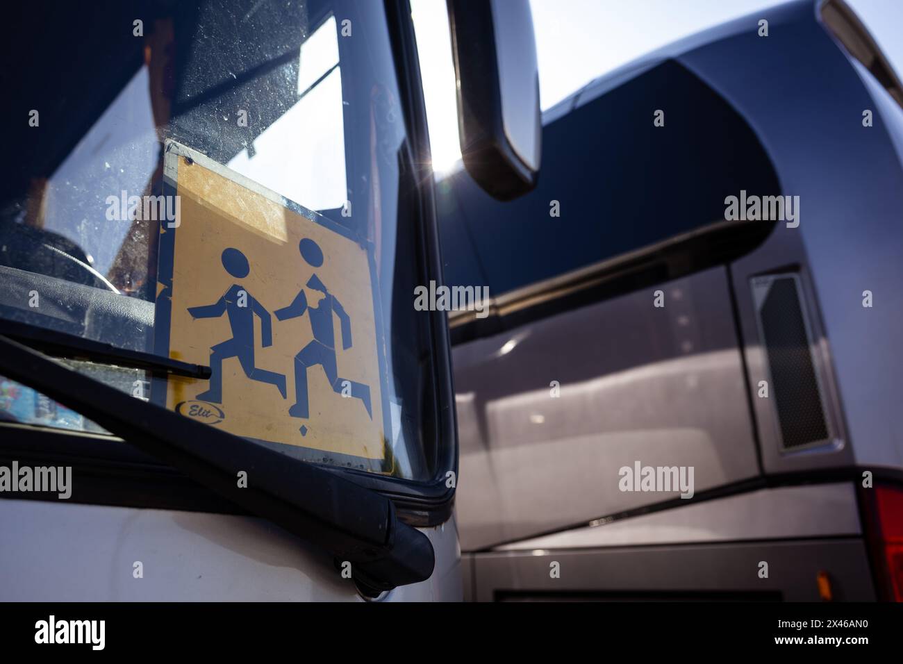 Warschau, Polen - 26. April 2024: Schulbus parkt auf dem Parkplatz Stockfoto