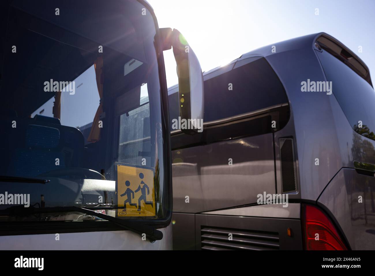 Warschau, Polen - 26. April 2024: Schulbus parkt auf dem Parkplatz Stockfoto