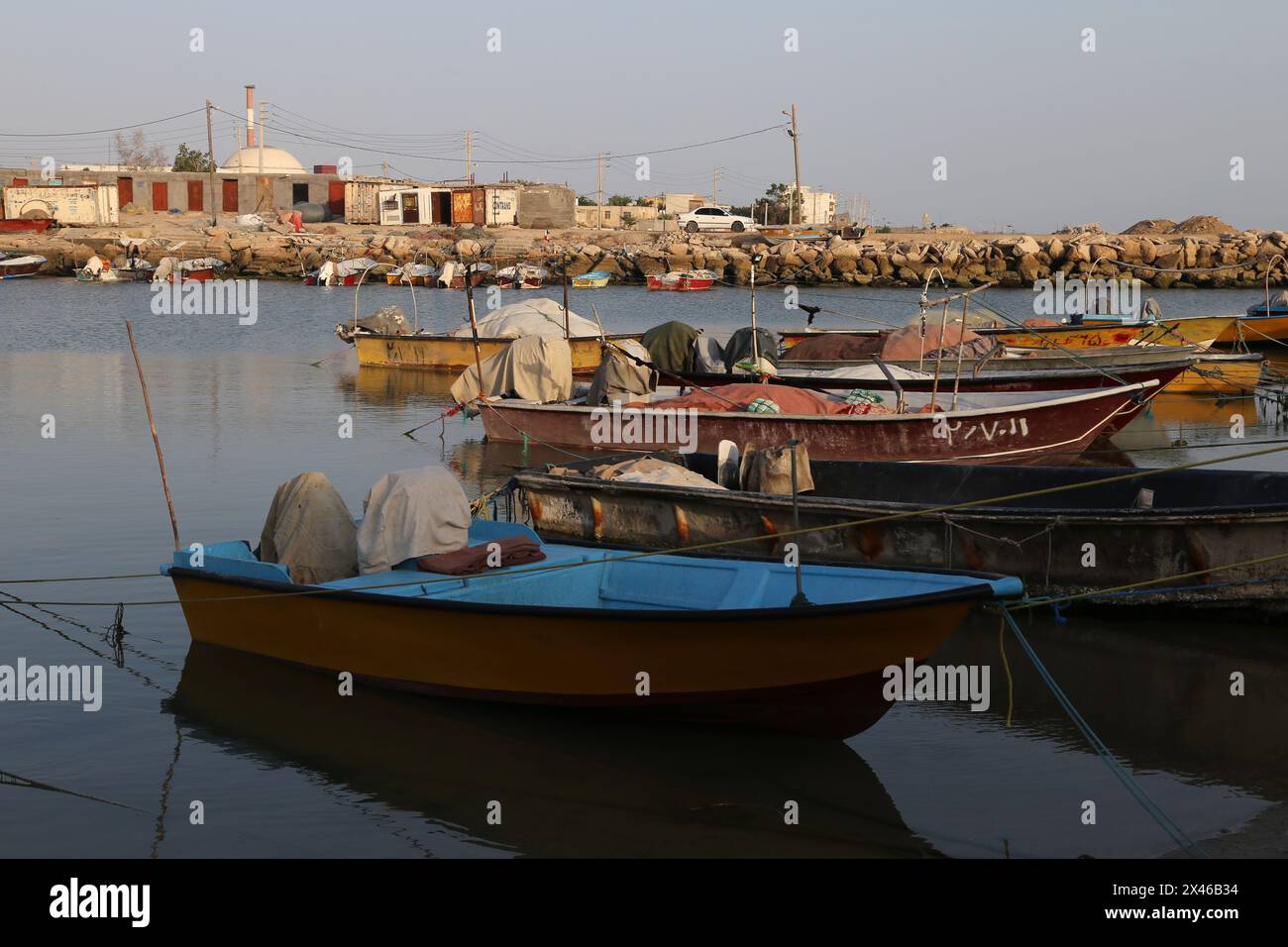 Bushehr, Iran. April 2024. Fischerboote legen neben dem Kernkraftwerk Bushehr (BNPP) von den Fischerdörfern Halileh im südlichen Iran an. Das Kernkraftwerk Bushehr ist der erste kommerzielle Atomreaktor des Iran. Im Jahr 1994 unterzeichneten Teheran und Moskau einen Vertrag über den Bau des Leichtwasserreaktors VVER 1000MWe. (Kreditbild: © Rouzbeh Fouladi/ZUMA Press Wire) NUR REDAKTIONELLE VERWENDUNG! Nicht für kommerzielle ZWECKE! Stockfoto