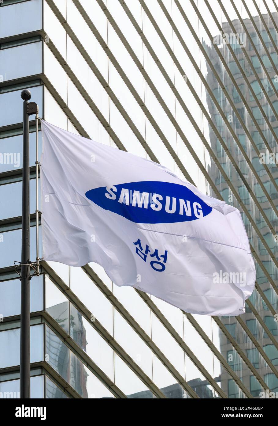 Vor dem Seocho-Gebäude der Firma in Seoul flattert eine Flagge der Samsung Group. Samsung Electronics Co. Gab am 30. April bekannt, dass sein Betriebsergebnis im ersten Quartal mehr als verzehnfacht wurde, wobei das Chip-Geschäft zum ersten Mal seit fünf Quartalen auf Schwarz verlagert wurde. Samsung Electronics, der weltweit größte Hersteller von Smartphones und Speicherchips, sagte, dass sein Betriebsgewinn im Zeitraum Januar-März 4,8 Milliarden US-Dollar erreichte, verglichen mit 461.753.340 US-Dollar vor einem Jahr. Der Umsatz stieg um 12,8 Prozent auf 51.880.048.960 US-Dollar und der Nettogewinn stieg um 329 Prozent auf 4.870.552.950 US-Dollar Stockfoto