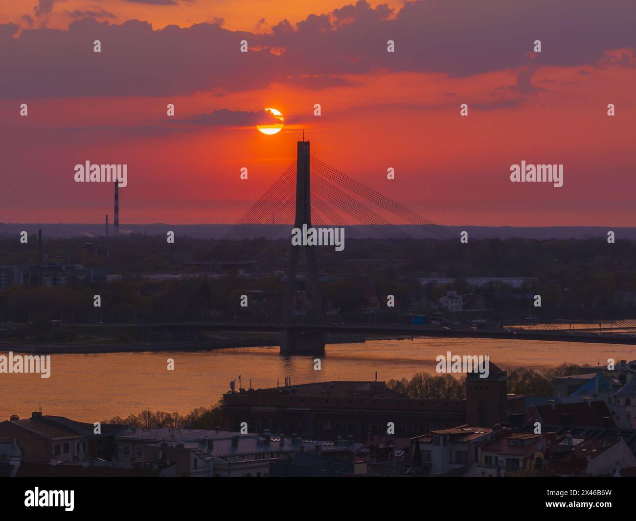 Magischer Sonnenuntergang über der Altstadt von Riga, der Hauptstadt Lettlands. Stockfoto