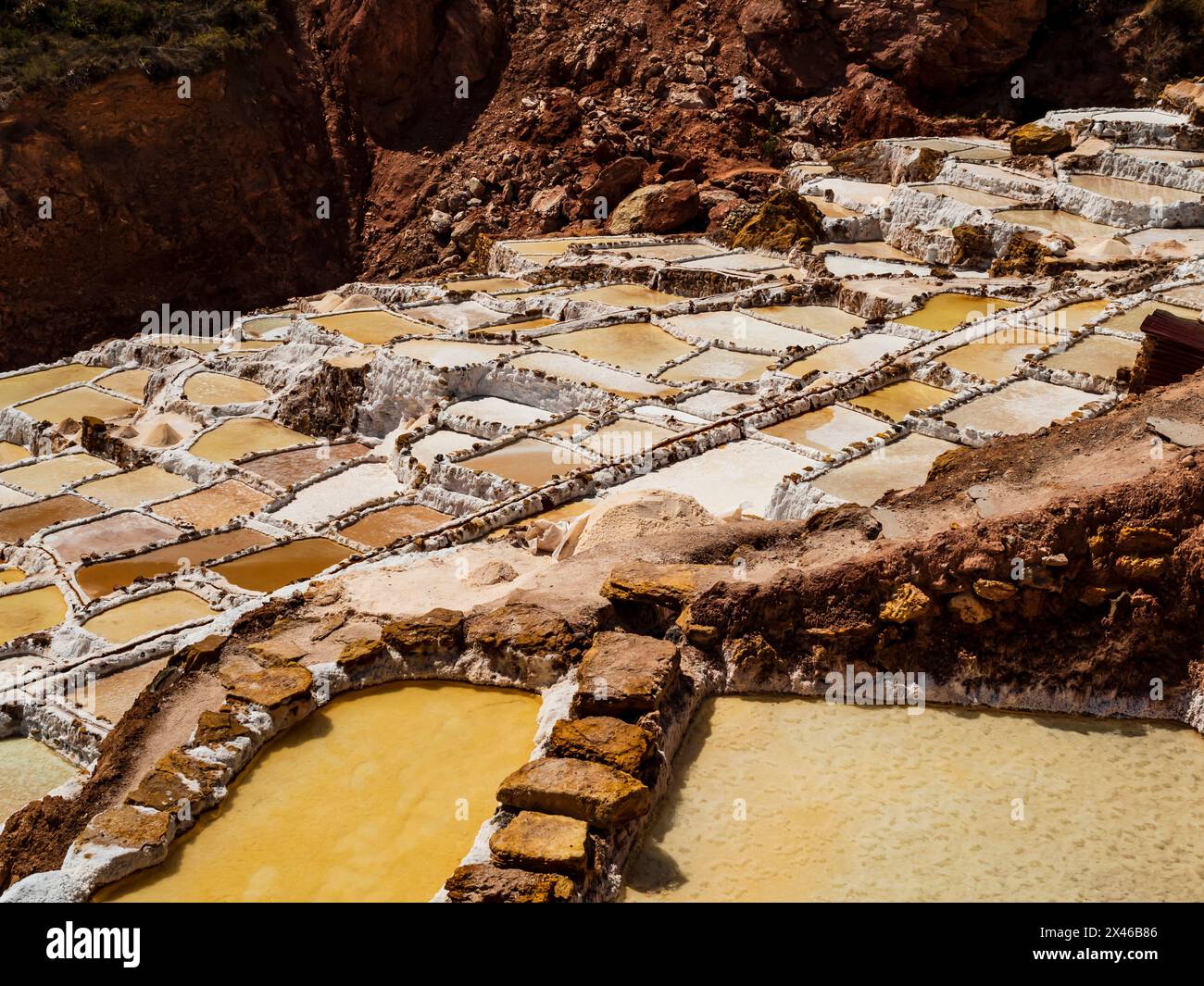 Beeindruckende Farben der Maras Salzteiche im heiligen Tal der Inkas, Region Cusco, Peru Stockfoto