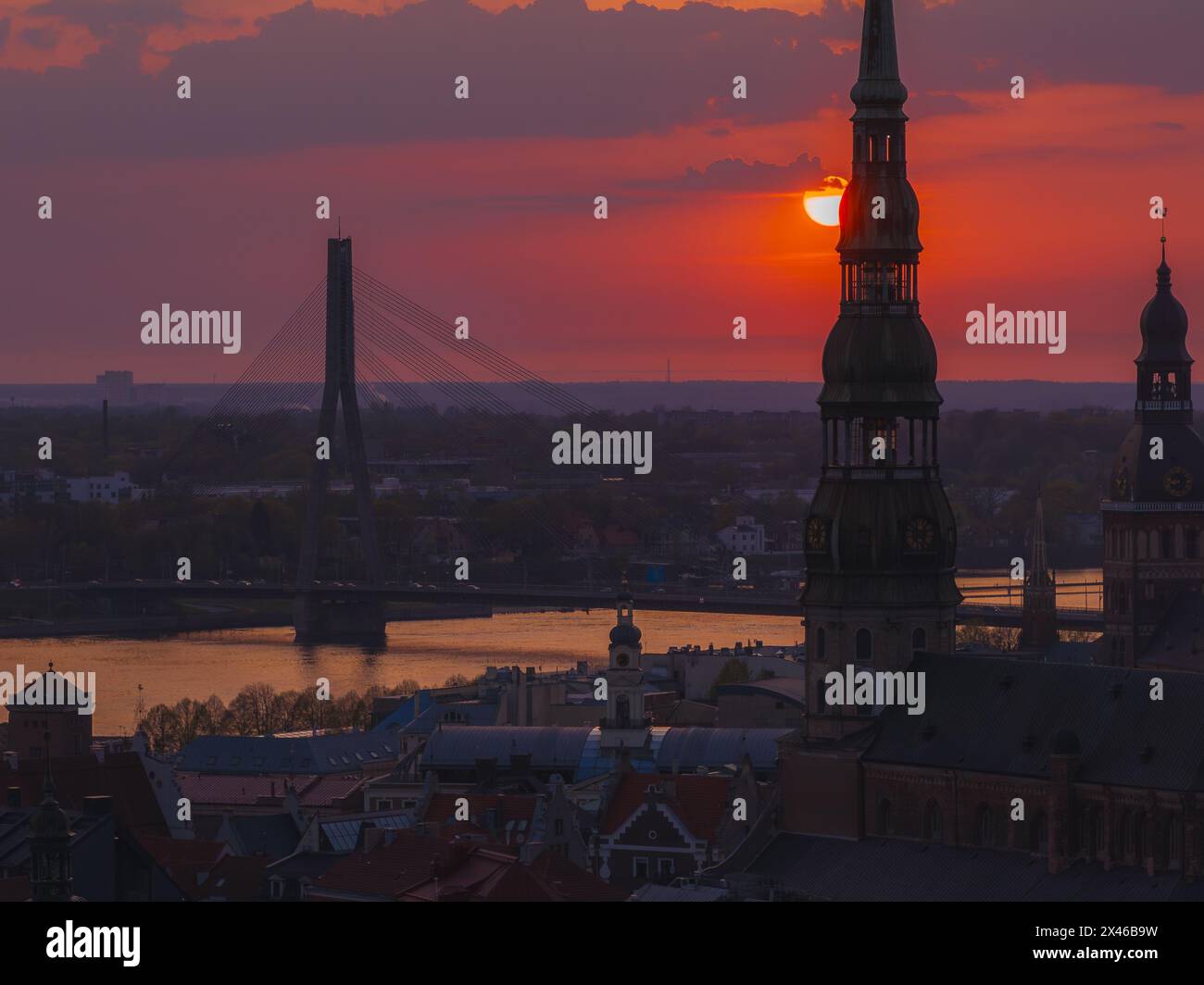 Magischer Sonnenuntergang über der Altstadt von Riga, der Hauptstadt Lettlands. Stockfoto