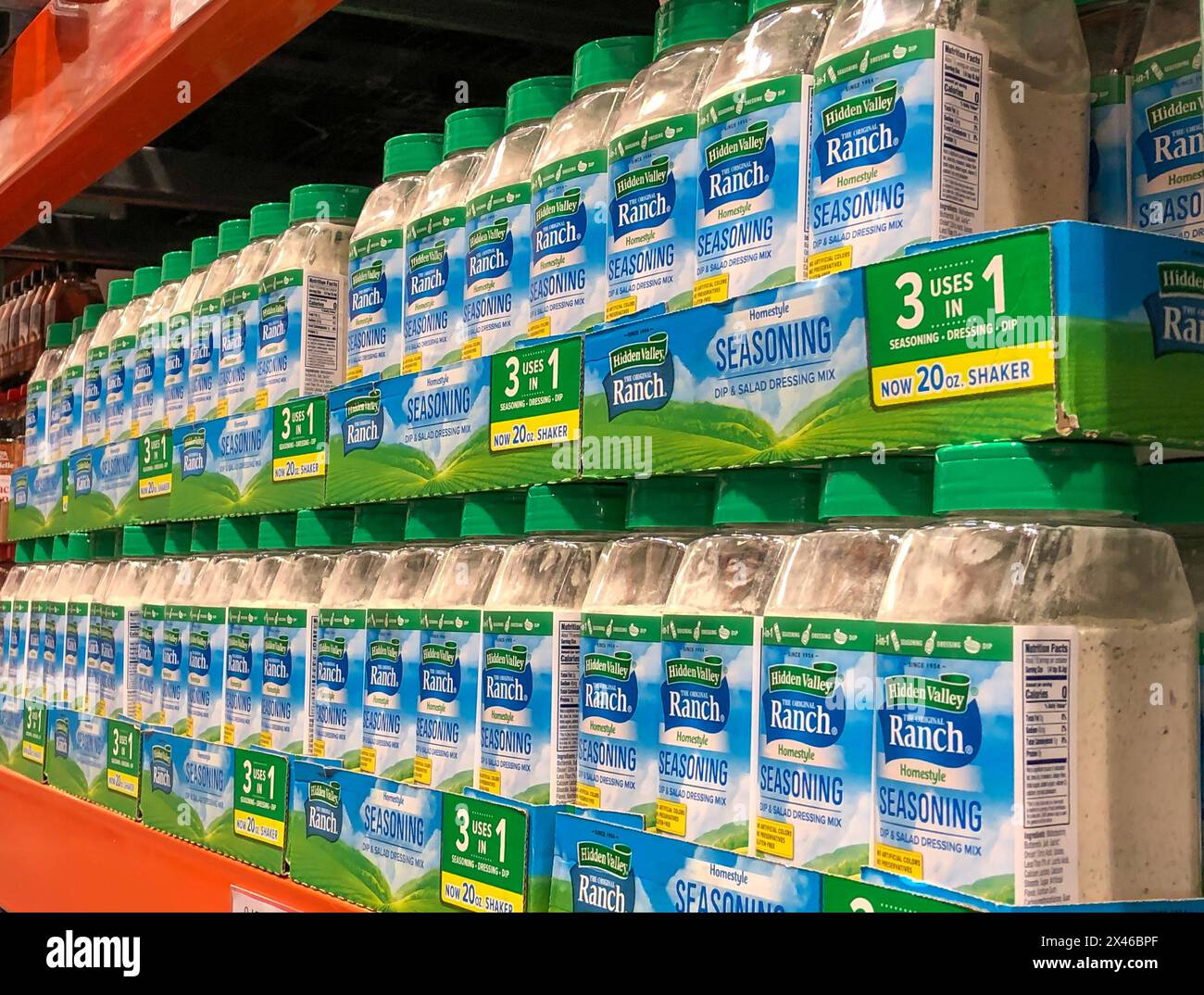 BAXTER, MN - 3. Februar 2021: Flaschen mit Hidden Valley Ranch Dressing Mix in einem Einzelhandelsgeschäft. Stockfoto