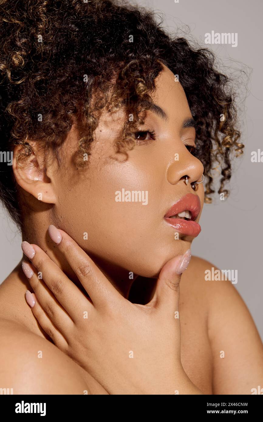 Auf Die Brust Gefallen Frau Eine junge afroamerikanische Frau mit lockigen Haaren, die zärtlich