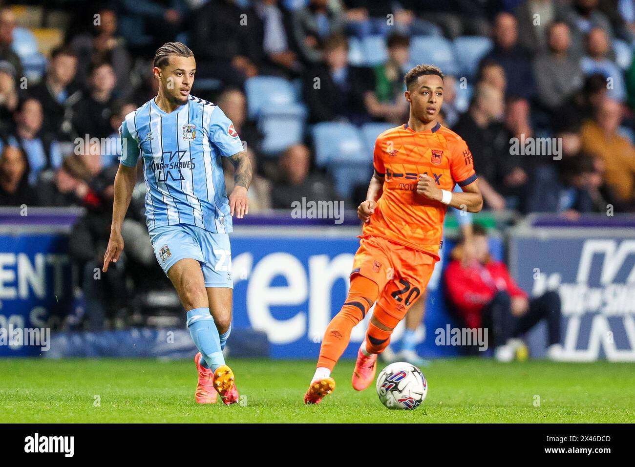 Coventry, Großbritannien. April 2024 30. Joel Latibeaudiere von Coventry in Aktion während des EFL Sky Bet Championship Matches zwischen Coventry City und Ipswich Town am 30. April 2024 in der Coventry Building Society Arena in Coventry, England. Foto von Stuart Leggett. Nur redaktionelle Verwendung, Lizenz für kommerzielle Nutzung erforderlich. Keine Verwendung bei Wetten, Spielen oder Publikationen eines einzelnen Clubs/einer Liga/eines Spielers. Quelle: UK Sports Pics Ltd/Alamy Live News Stockfoto