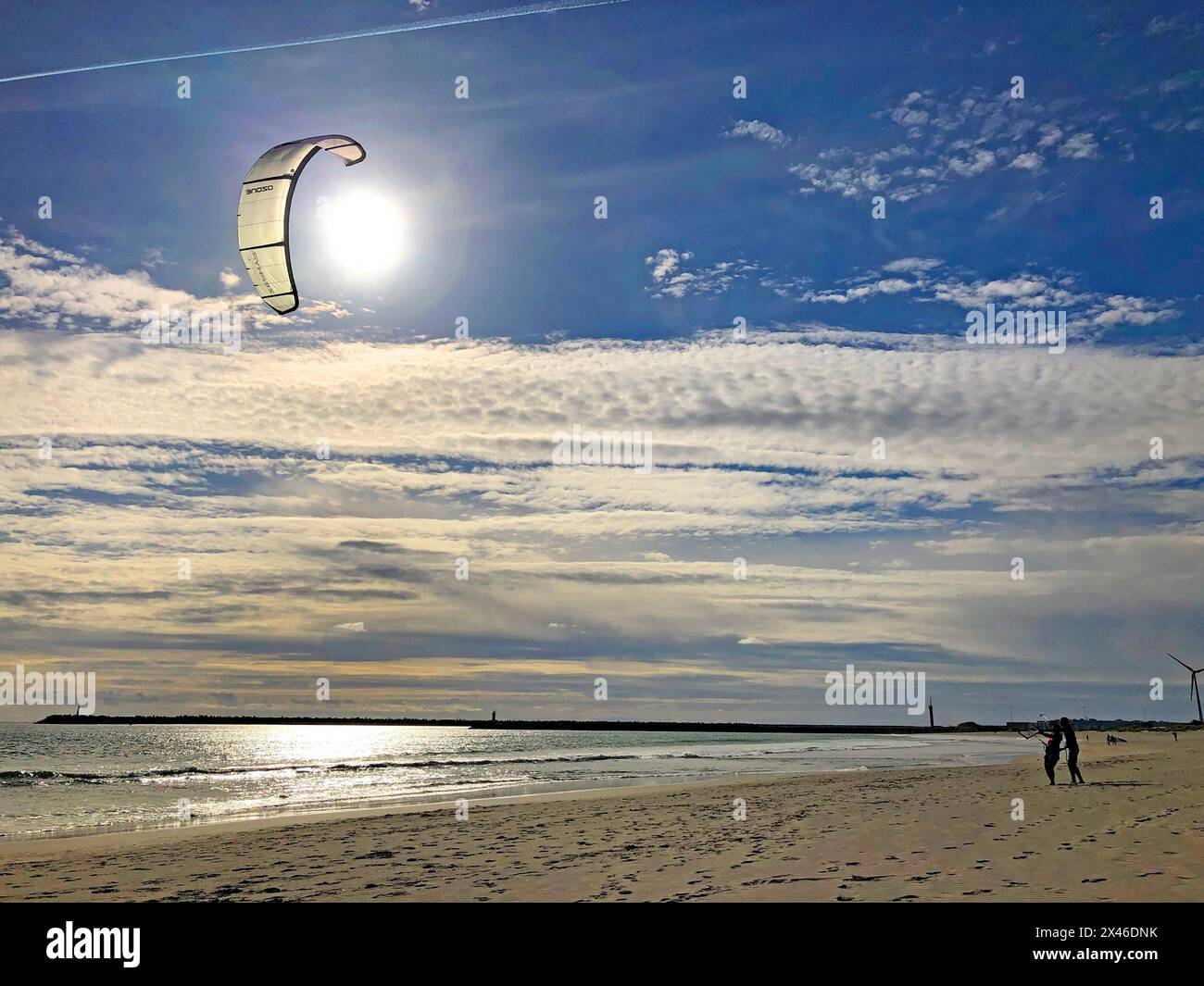 Cabedelo, Viana do Castelo, Portugal - 29. April 2024: Ein Kitesurflehrer führt einen Trainee durch die Kitesperre am Cabedelo Beach, Por Stockfoto